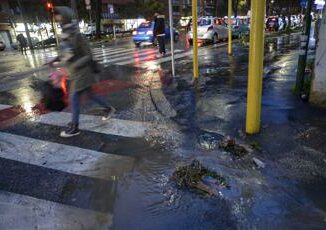 Bomba dacqua nella notte su Roma tempesta di fulmini e strade allagate Video