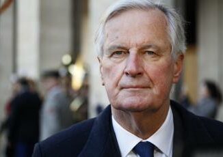 Francia Macron nomina premier Barnier