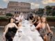 Il cast di Emily in Paris a Roma brindisi e foto di rito al Colosseo