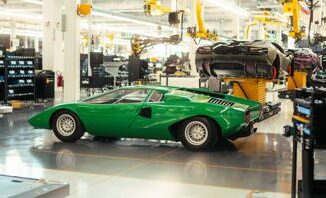 Lamborghini 50 anni dopo la Countach torna sulle linee di produzione di SantAgata