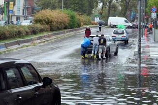 Maltempo da Milano a Roma piogge e vento sferzano lItalia danni e disagi