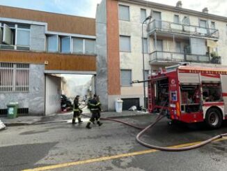 Milano incendio in un capannone occupato da senzatetto