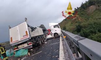 Roma tir perde controllo sulla A1 chiusa autostrada