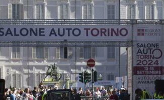 Torino auto da rally sulla folla in piazza San Carlo 5 in ospedale