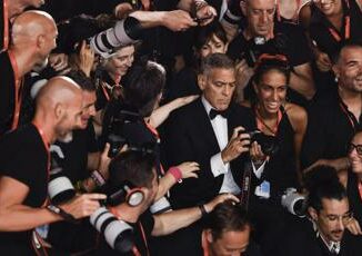 Venezia 81 George Clooney si improvvisa fotografo sul red carpet Video