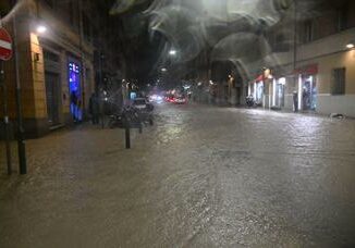 Alluvione a Bologna consegne dei rider sotto il diluvio esposto alla Procura