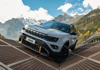 Avenger 4xe debutta con la North Face Edition stile e versatilita per la Jeep giovane