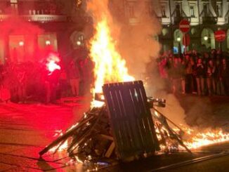 Corteo pro Palestina a Torino bruciate bandiere di Israele. Agenti feriti da petardi