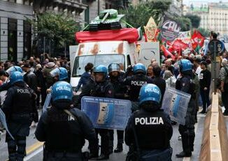 G7 Difesa Napoli scontri tra i manifestanti e la polizia al corteo bottiglie e lacrimogeni