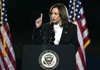 Harris attacca a Trump Instabile e consumato dal rancore. Nuova gaffe di Biden