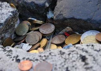 Roma tenta di rubare monete dalla fontana del Tirreno arrestato 46enne