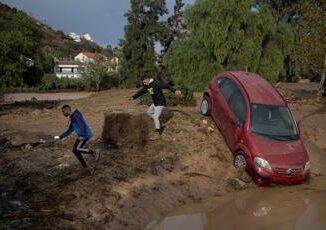 Spagna alluvioni e allagamenti nel sud est diversi morti