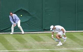 Wimbledon manda in pensione i giudici di linea intelligenza artificiale arbitra i match