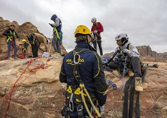 Acrobatica a Petra per insegnare il restauro monumentale su fune