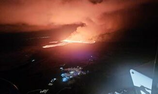 Aereo vola sul vulcano Allacciate le cinture Video