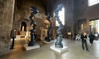 Alle Terme di Diocleziano le sculture dellartista inglese Tony Cragg