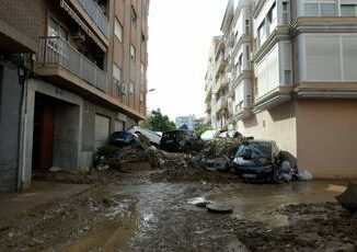 Alluvione Spagna ancora morti a Valencia migliaia di volontari per aiutare