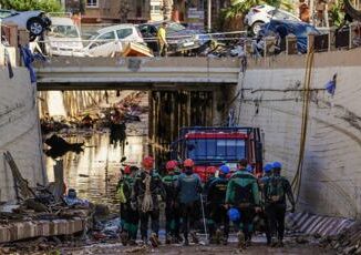 Alluvione in Spagna anziana salvata dopo tre giorni in auto Video