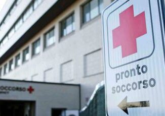 Crolla balcone durante gita scolastica a Ferrara insegnante e guida in ospedale