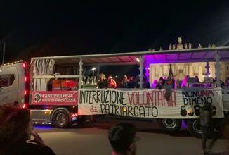 Disarmiamo il patriarcato londa fucsia in piazza contro la violenza sulle donne