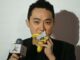 Justin Sun ha mangiato la banana di Cattelan lha pagata 62 milioni