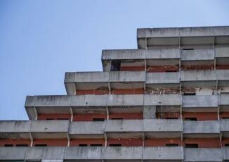 Napoli crolla solaio nella vela rossa di Scampia famiglie evacuate