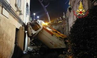 Roma camion rifiuti si schianta contro muro palazzina gravi autista e uninquilina