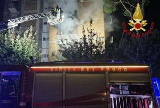 Roma incendio in appartamento a Torre Spaccata 3 feriti due sono gravi