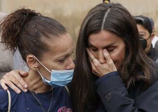 Spagna regina Letizia scoppia in lacrime sui luoghi alluvione Video