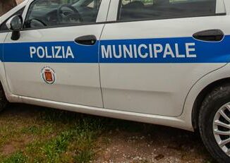 Spari a salve durante dimostrazione Vigili urbani a scuola scoppia polemica a Palermo