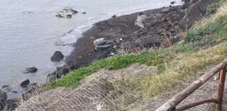 Stromboli notte di terrore a Ginostra Fango e detriti sul villaggio dopo piogge