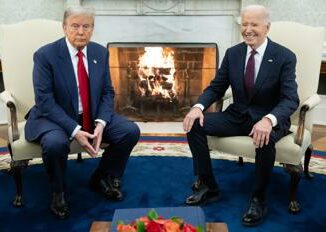 Trump alla Casa Bianca da Biden stretta di mano e sorrisi Video