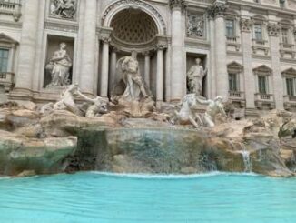 Fontana di Trevi torna lacqua. Gualtieri 400 persone alla volta