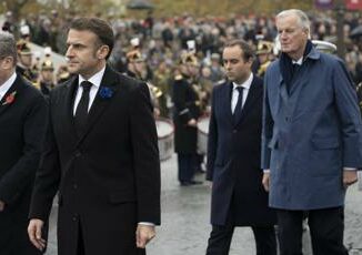 Francia nel caos cade governo Barnier. Oggi parla Macron