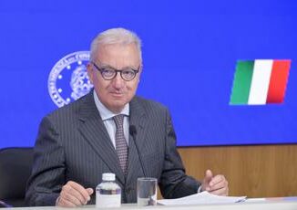 Governo Mantovano guida top ten redditi non parlamentari con 180mila euro