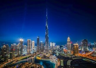 La facciata del Burj Khalifa di Dubai si rinnova con uno spettacolare gioco di luci