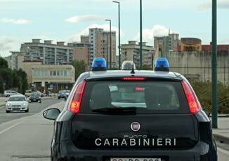 Napoli due giovani accerchiati e accoltellati alluscita della stazione