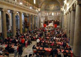 Natale 400 persone in basilica di Santa Maria in Trastevere per pranzo di SantEgidio