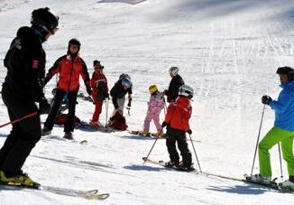 Natale per sci e snowboard alto tasso infortuni allenare muscoli e cuore