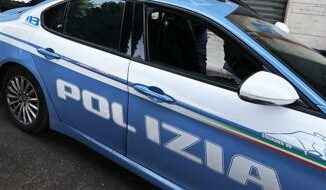 Padova aggredisce con lascia due poliziotti ispettore gli spara alla gamba per fermarlo