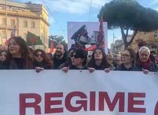 Siamo 50.000 a Roma il corteo contro il ddl sicurezza. Manifesto con bacio Meloni Mussolini