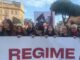 Siamo 50.000 a Roma il corteo contro il ddl sicurezza. Manifesto con bacio Meloni Mussolini