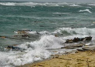 Strage Cutro condannati tre presunti scafisti nel naufragio morirono 94 persone