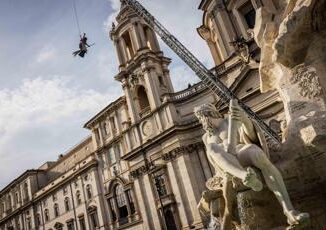 Epifania la Befana atterra a piazza Navona