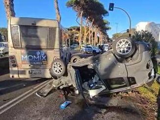 Incidente Ostia scontro tra 2 auto e un bus 2 feriti