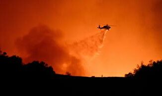 Los Angeles incendio Palisades si allarga ordine di evacuazione immediata