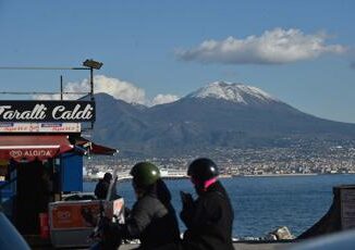 Maltempo Campania torna la neve sul Vesuvio. Capri isolata