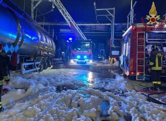 Milano incendio in azienda solventi a Rho tre operai feriti