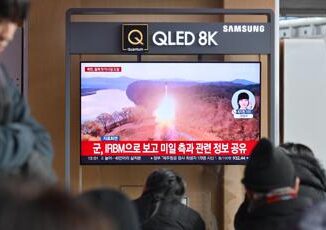 Nordcorea Kim annuncia Testato nuovo missile balistico ipersonico