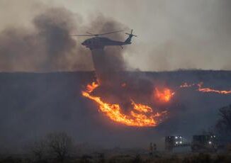 Nuovo incendio a Los Angeles 30mila persone in fuga